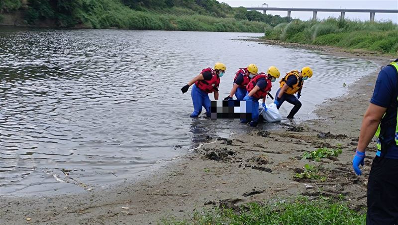 男子因不明原因於後龍溪溺水，撈上岸已無生命跡象。（圖／翻攝畫面）