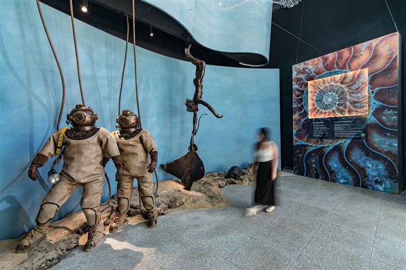 台泥DAKA擴大開放新場館後推出的「鸚鵡螺圖書館的奇幻之旅」，由導覽員以說故事的方式帶領旅人探索文明延續的脈絡，推開通往多重時空的門廊。（圖／台泥DAKA提供）