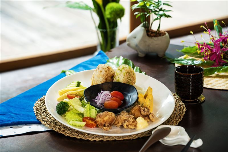 台泥DAKA攜手雲朗觀光外燴團隊，將在地食材「吉安米」、「花樂發畜牧場」雞蛋等花蓮風土精華入菜，成就旅人對在地農產最直接的支持。（圖／台泥DAKA提供）