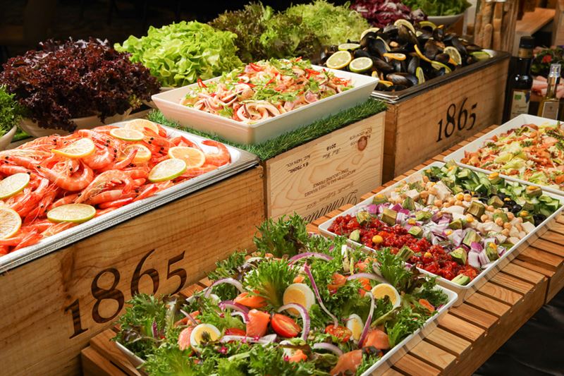 煙波新竹都會館「經典牛排館」推出平假日晚餐沙拉吧券，5張1組，享原價63折優惠，每組2,495元。（圖／飯店旅宿業者提供）