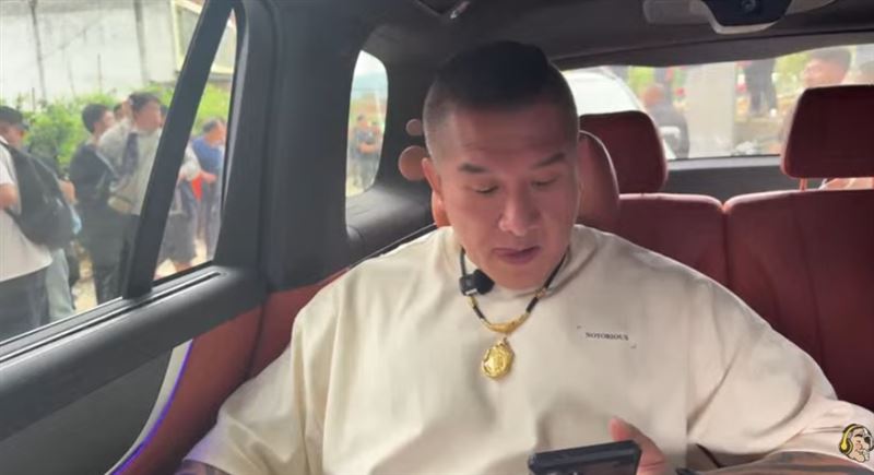 館長日前到中國直播，對於被說貶低台灣，「我不能講？」（圖／翻攝自館長YT）