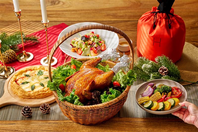 感恩節別再只吃火雞了！瀚寓酒店推脆皮雞節慶禮籃，蒜香與酥皮拼出新創意。（圖／飯店旅宿業者提供）