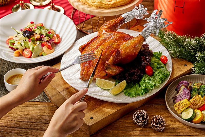 禮籃主角「紅樓蒜香脆皮雞」。（圖／飯店旅宿業者提供）