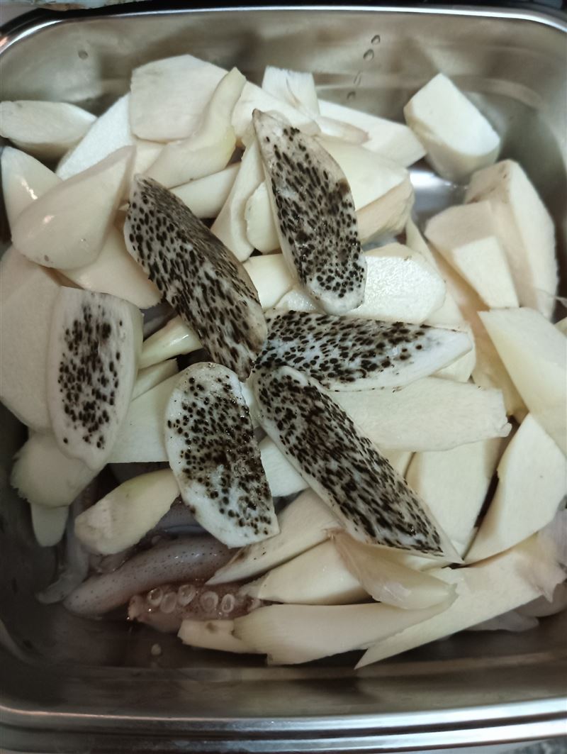 網友在臉書分享購買到有黑點的茭白筍。（圖／翻攝自臉書社團 家常菜）