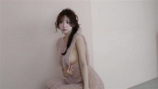 三上悠亞洞洞裝太火辣　一轉身美胸全都露