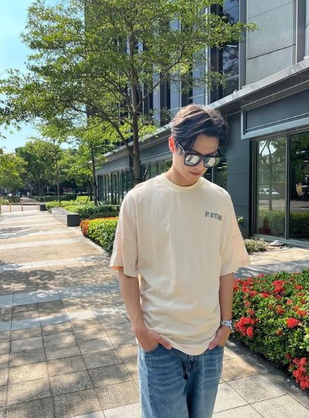 王子自創的服飾品牌P.STAR以星星圖騰為招牌，網友發起輿論要抵制。（圖／翻攝自p.star_official IG）