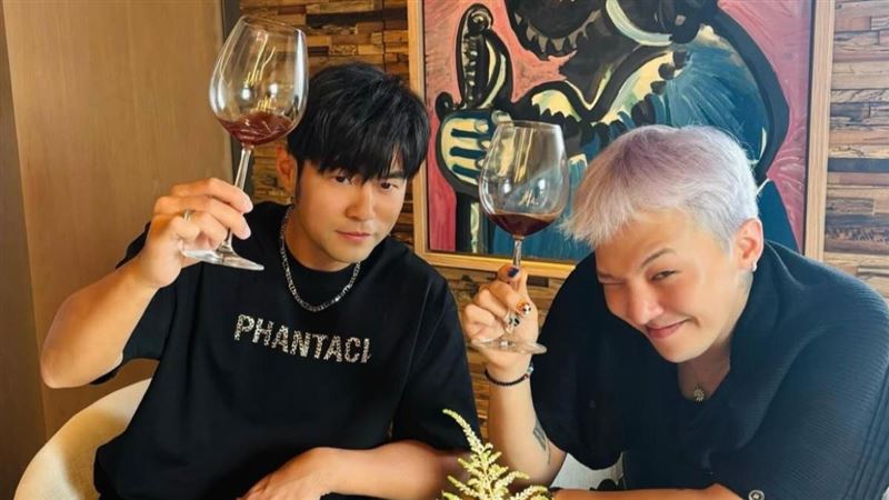 周杰倫曬出與GD的合照！「周杰倫概念股」巨星傳奇近日動作頻頻，不僅入股G-Dragon公司，更跨足科技業，帶動股價連日飆漲。巨星傳奇宣布將銷售5000台四足機器人，合約總價破億，象徵公司從娛樂IP正式跨入高科技領域。（圖／翻攝自IG）