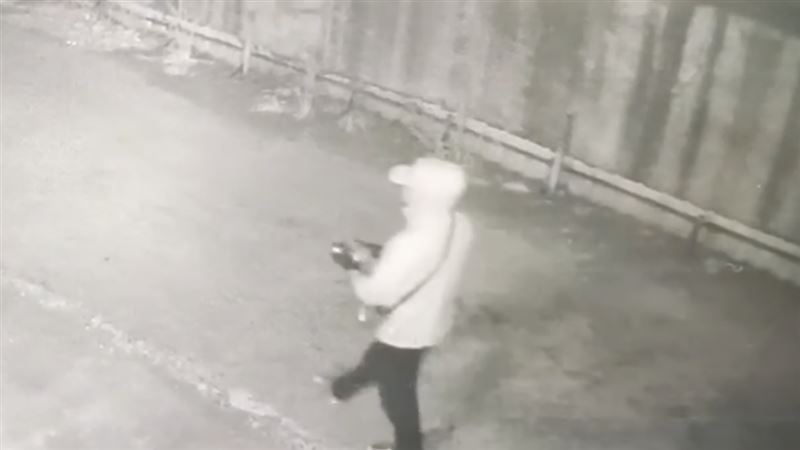 許男犯案後從容脫手套、卸口罩逃離。（圖／翻攝畫面）