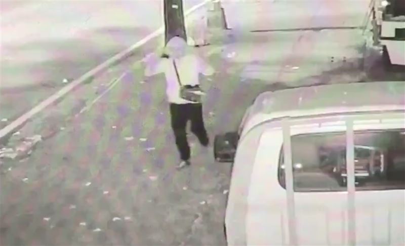 許男犯案後冷血淡定，離開現場時從容冷靜。（圖／翻攝畫面）