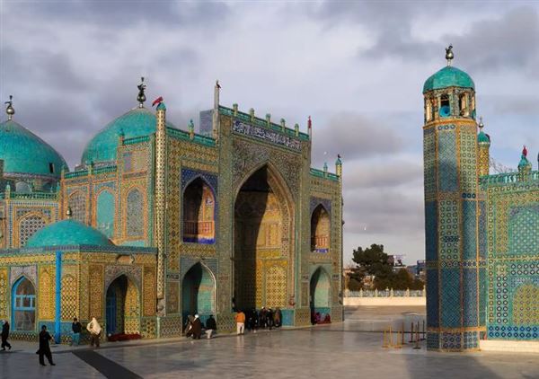 馬扎里沙里夫清真寺遭受地震，導致部分損壞。（圖／翻攝自世界朝聖指南網站）