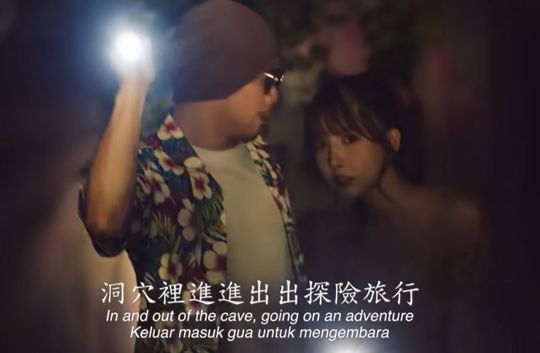 黃明志（左）邀請日本前AV女優三上悠亞（右）出演歌曲〈不小心〉MV，整支影片充滿挑逗橋段。（圖／翻攝自黃明志YouTube@Namewee）