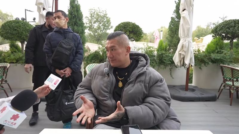 館長近日赴中國，受訪時提到，因被民進黨打壓，原先有的10億產值公司都沒了。（圖／翻攝自館長惡名昭彰YouTube頻道）