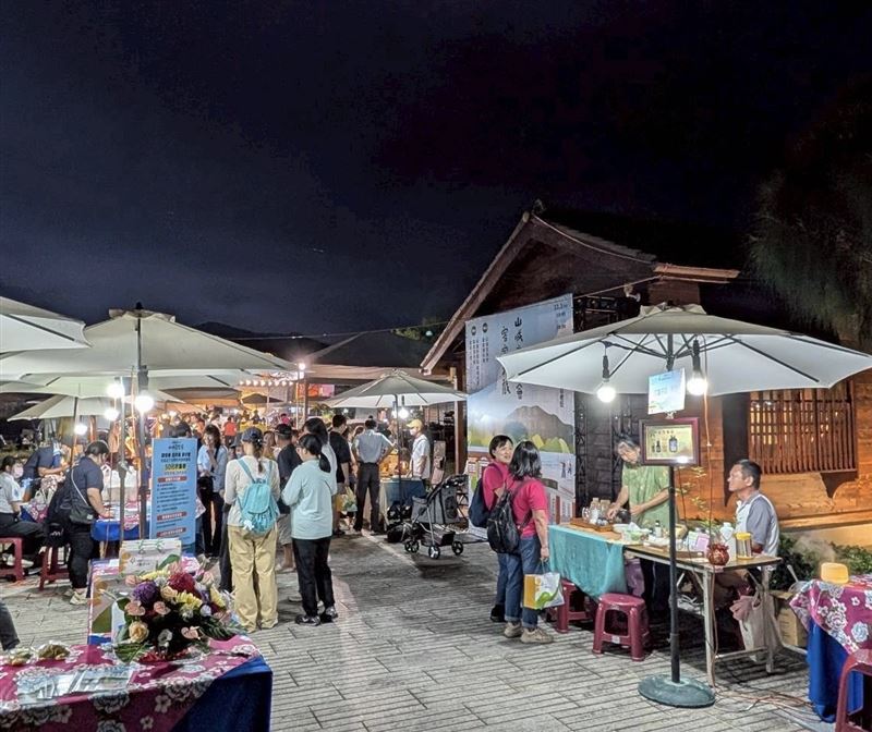 潮市集與文化體驗人氣滿檔，深刻體驗六龜生活美學。（圖／翻攝畫面）