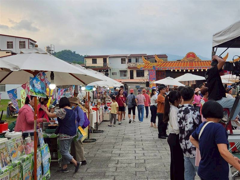 六龜區公所表示，民眾不僅能品嚐六龜在地農特產與特色小吃，感受道地客庄風味，還能逛遍充滿創意的文創攤位，體驗濃厚的地方魅力。（圖／翻攝畫面）