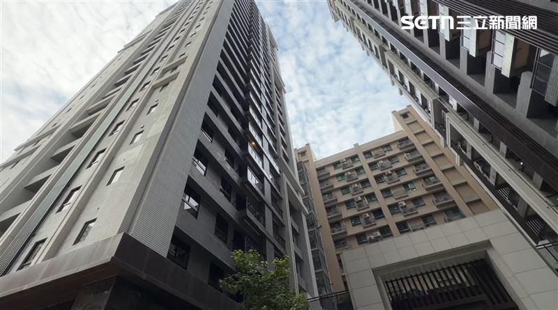 工人當時在18樓高處裝設冷氣時，重心不穩加上疑似無做好防護設備，導致從18樓墜落2樓露臺天井處。（圖／翻攝畫面）