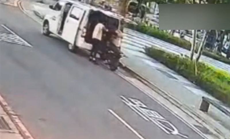 參與飆車的改裝競速車由箱型車運送。（圖／翻攝畫面）