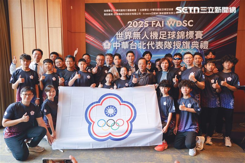 這次代表台灣出征的小將們，年紀輕輕，年紀最小的才就讀國小，最大的是還沒畢業的高中生。團隊中將由高中生負責複雜的戰術設計與維修工程，國中﹑小選手則展現出靈活敏捷的飛行操作。（圖／翻攝畫面）