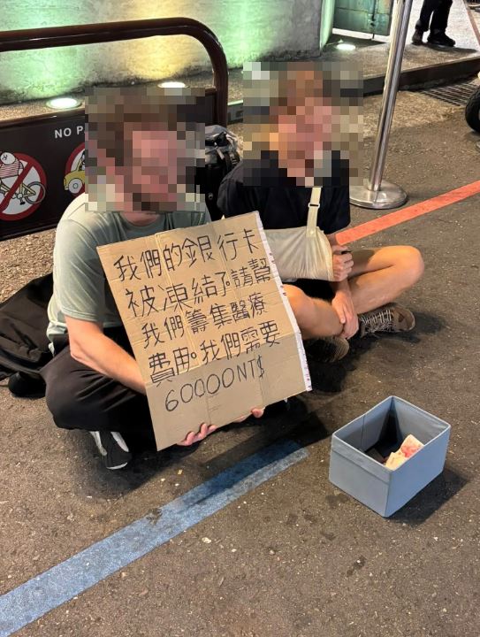 民眾在嘉義在地社群分享，一對外籍男女於夜市請求捐款。不少網友認出，他們先前才在台中出沒，如今已跑到台南。（圖／翻攝自臉書）