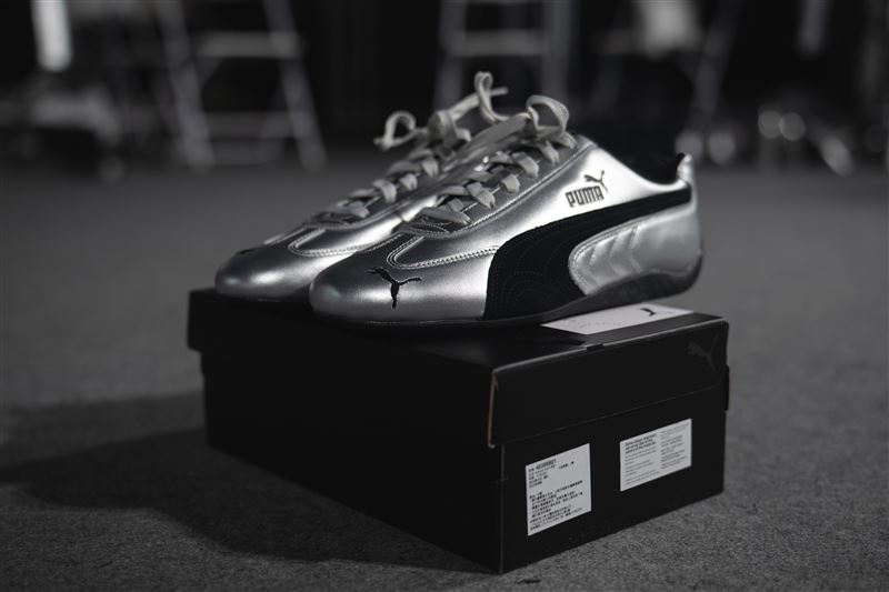 INMORIES與PUMA跨界合作，雙方攜手於秀場首度公開SPEEDCAT Metallic銀速賽車鞋，展現台灣時裝品牌與國際運動品牌的創意火花。（圖／品牌業者提供）