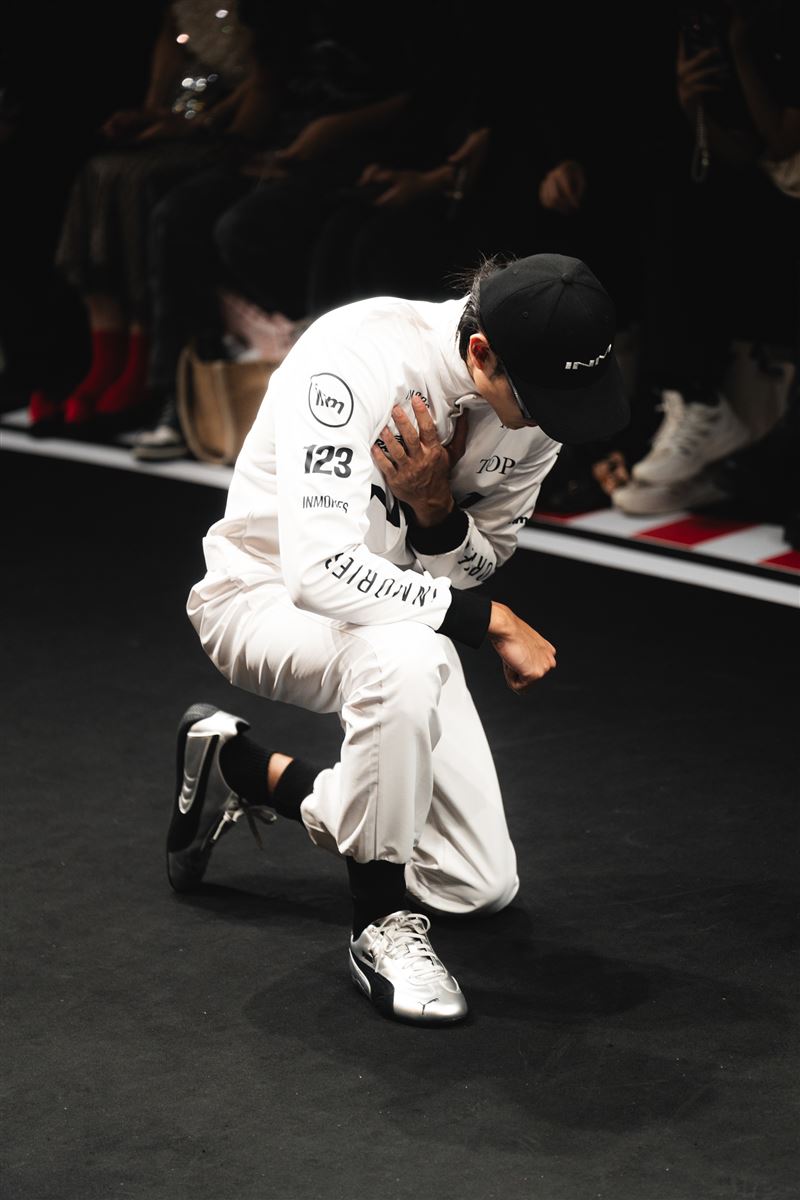 INMORIES以賽車場為靈感，將秀場轉化為一條象徵時間與生命節奏的時尚賽道，描繪當代人在快速變動的生活中，如何靜下心來細品瞬間的美好。（圖／品牌業者提供）