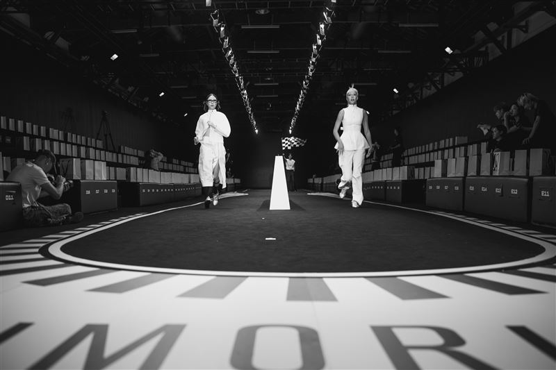 INMORIES SS26《COLLECTION M》以「結構」作為設計語言，從賽車場的流線與幾何汲取靈感。（圖／品牌業者提供）