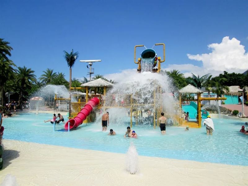 新北八里的八仙樂園曾是北部大型的水上樂園之一，每到夏天總是人潮洶湧。（圖／翻攝自八仙樂園臉書）