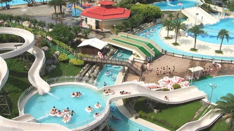 新北八里的八仙樂園曾是北部大型的水上樂園之一，每到夏天總是人潮洶湧。（圖／翻攝自八仙樂園臉書）