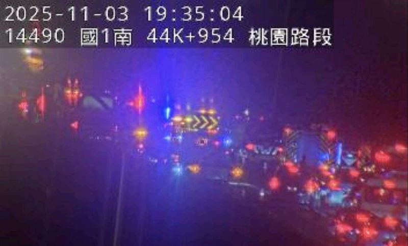 新/國1南向桃園段8車追撞 回堵3公里