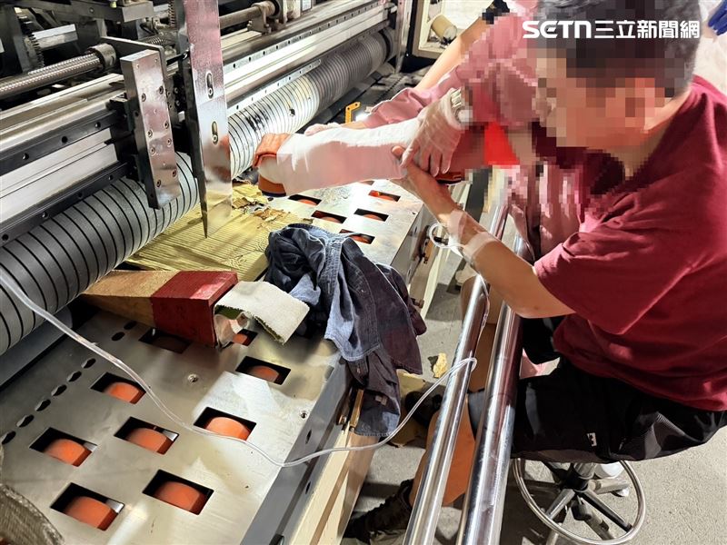 黃男遭切紙機夾手，受困1.5小時才送醫。（圖／翻攝畫面）