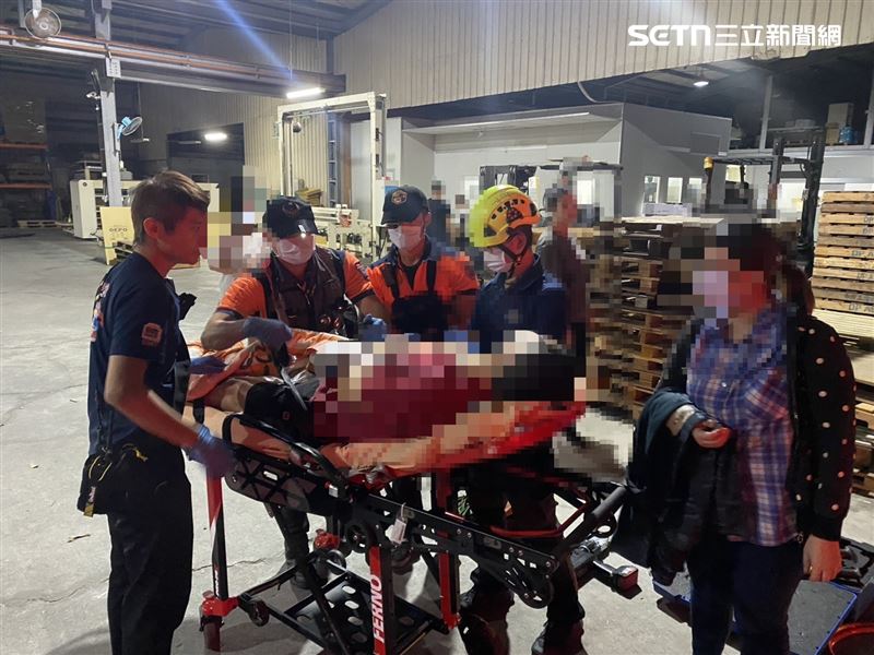 滾輪壓手掌濺血，黃男送醫時已經痛到無力喊聲。（圖／翻攝畫面）