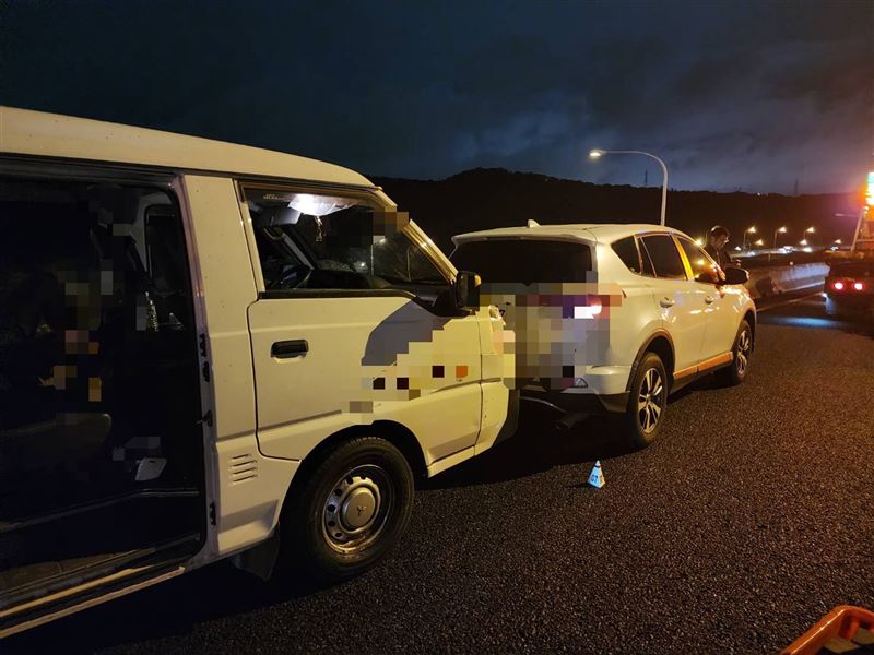 國道8車撞成一團，女駕駛顏面重創OHCA，送醫搶救仍傷重不治。（圖／翻攝畫面）