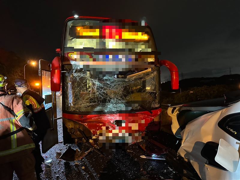 車禍現場8車撞成一團，佔用內2車道，遊覽車車頭擋風玻璃碎成蜘蛛網狀。（圖／翻攝畫面）