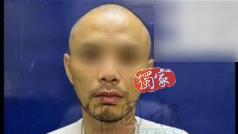 大馬媒體《中國報》晚間獨家曝光，黃明志在警局所拍的檔案照，及身上搜出9顆疑是「愛他死」（即搖頭丸）的照片。（圖／翻攝自中國報）