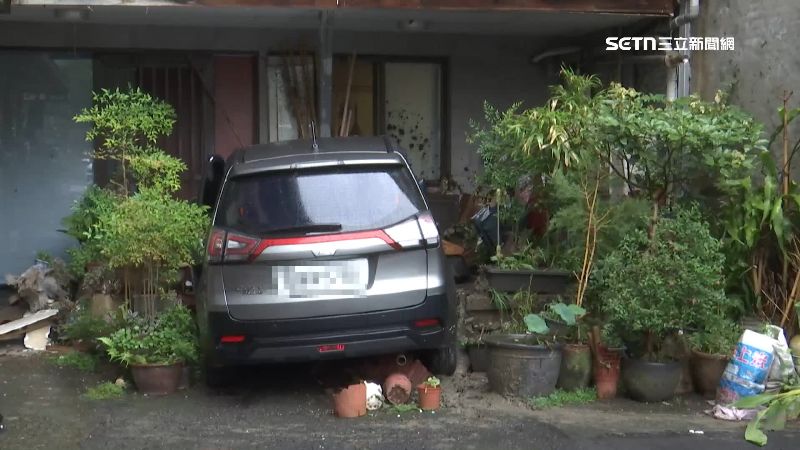 新店74歲翁駕車撞鄰宅　稱「拐錯巷弄」