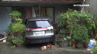 新店74歲翁駕車撞鄰宅　稱「拐錯巷弄」
