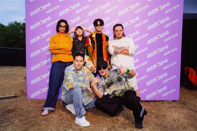 宇宙人巧遇怕胖團，後臺瞬間成同學會。（圖／相信音樂提供）