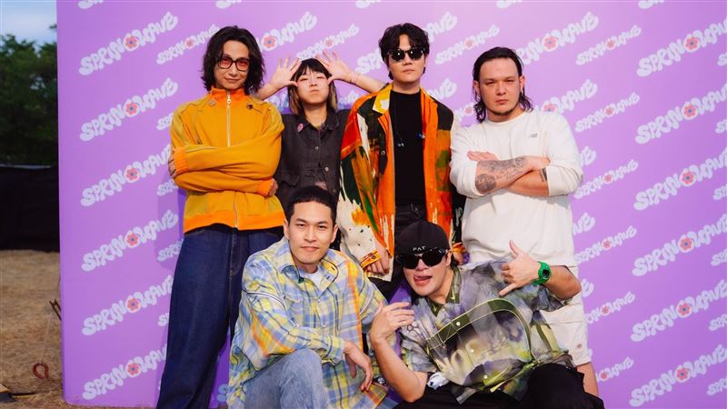 宇宙人後台手來腳來　全身上下再熟悉不過