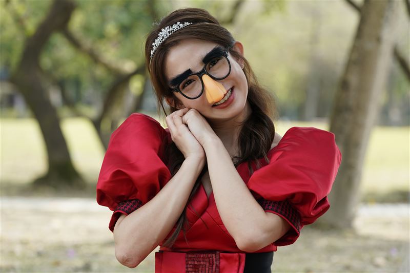 《何百芮的地獄戀曲》釋出前導素材，這回繼續再看郭書瑤嘴砲續命求脫單。（圖／彼此影業提供）