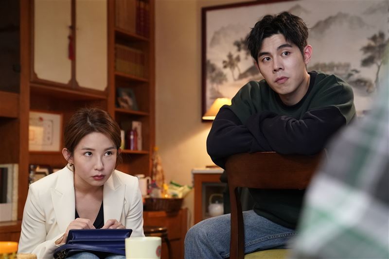 左起郭書瑤﹑詹懷雲在《何百芮的地獄戀曲》裡飾演相愛相殺的親姊弟。（圖／彼此影業提供）