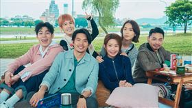 左起郭書瑤﹑詹懷雲在《何百芮的地獄戀曲》裡飾演相愛相殺的親姊弟。（圖／彼此影業提供）