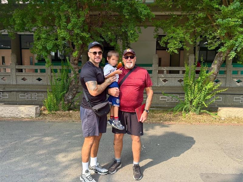 李大豐帶英國爸爸到高雄文藻外語大學詢問中文課程,看父親睽違50年踏進校園,感動直呼「他替自己圓夢的開始。」(圖/翻攝自大豐大哥大臉書)