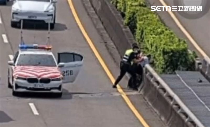 當時林姓老翁見到警方情緒激動，堅稱只是想「走回老家看看」，一聽到要被帶回，以為回不了老家的老翁一度在國道上與警方拉扯。（圖／翻攝畫面）