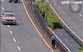 年邁翁獨自漫步國道警急帶回　真相好心酸（圖／翻攝畫面）