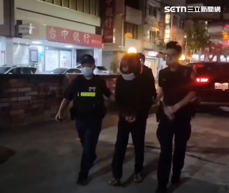 檢方訊後認定許姓被告罪嫌重大，有湮滅證據及勾串證人之虞，且有事實足認為有反覆實行同一放火罪之虞，為確保後續偵查、審判程序，認有羈押之必要，訊後向法院聲請羈押禁見。(圖/翻攝畫面)