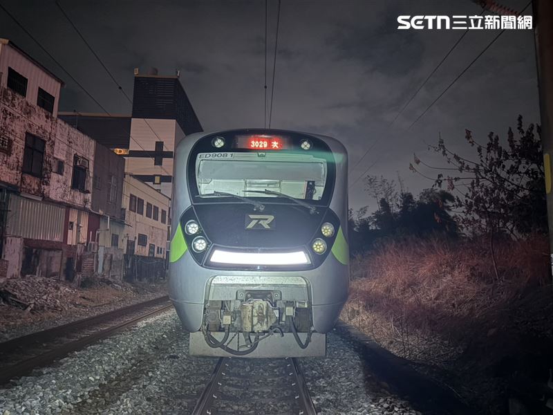有民眾誤闖鐵軌先是遭自強號撞上，再彈飛到對向卡進區間車底；人臟器外露，明顯死亡未送醫。（圖／翻攝畫面）