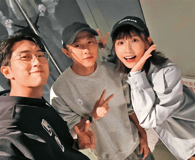 范姜彥豐（左）自爆婚變，愛妻粿粿（右）婚內出軌王子（中）。（圖／翻攝IG）