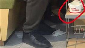 顧客王先生日前用餐時，目睹鄰桌一名孩童當場小便，母親竟拿紙碗接尿後放在推籃上。（圖／翻攝自微博）