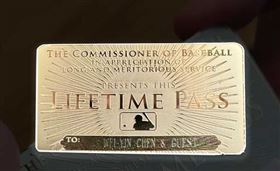 陳偉殷收到大聯盟頒發的「終身通行證」。（圖／翻攝臉書／陳偉殷）