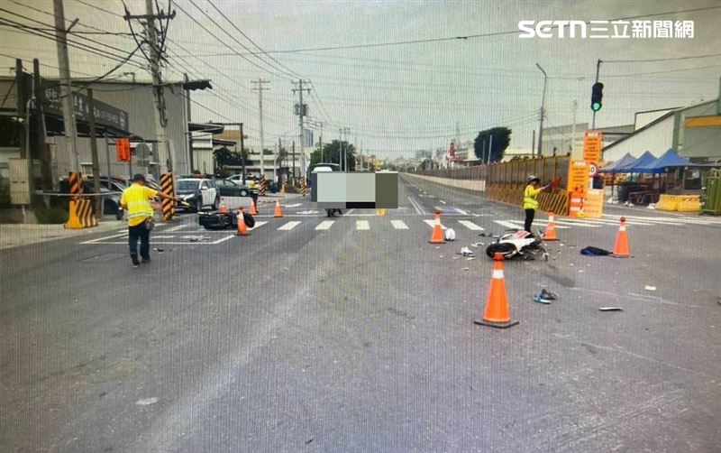 雙方駕駛經實施酒測值均為0，初步研判為機車騎士謝男違規闖紅燈導致肇事。（圖／翻攝畫面）