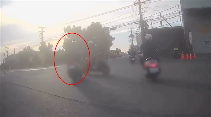 另一台雙載機車離導彈更近，只差0.5公分遇劫。網友笑稱：真的要拿一整包香感謝列祖列宗。（圖／翻攝自Threads @ccg._.820）